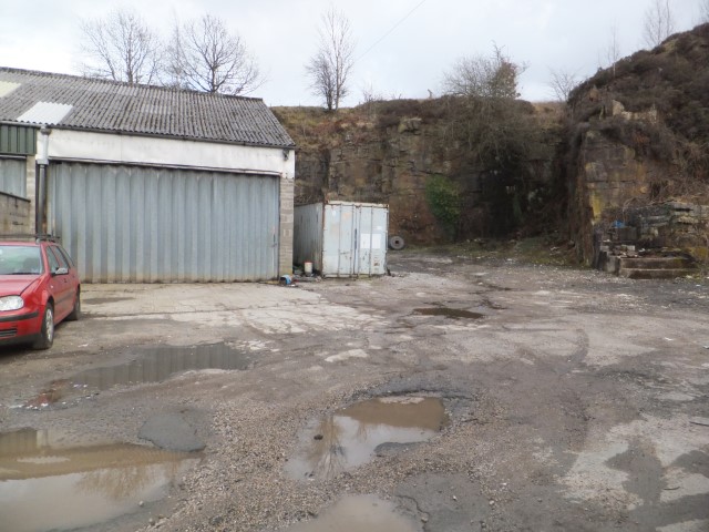 Garage with yard to let in New Mills
